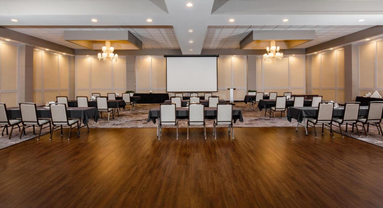 Pomeroy Hotel & Conference Centre Grande Prairie Esterno foto